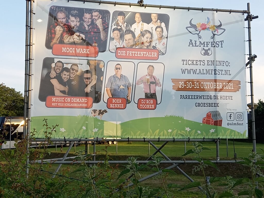 Groot aankondigingsdoek voor Almfest in parkeerweide De Hoeve. (foto: Joop Verstraaten)