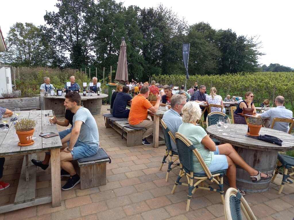 Drukte op het terras bij Nederlands Wijnbouw Centrum in Groesbeek. (foto: Joop Verstraaten)