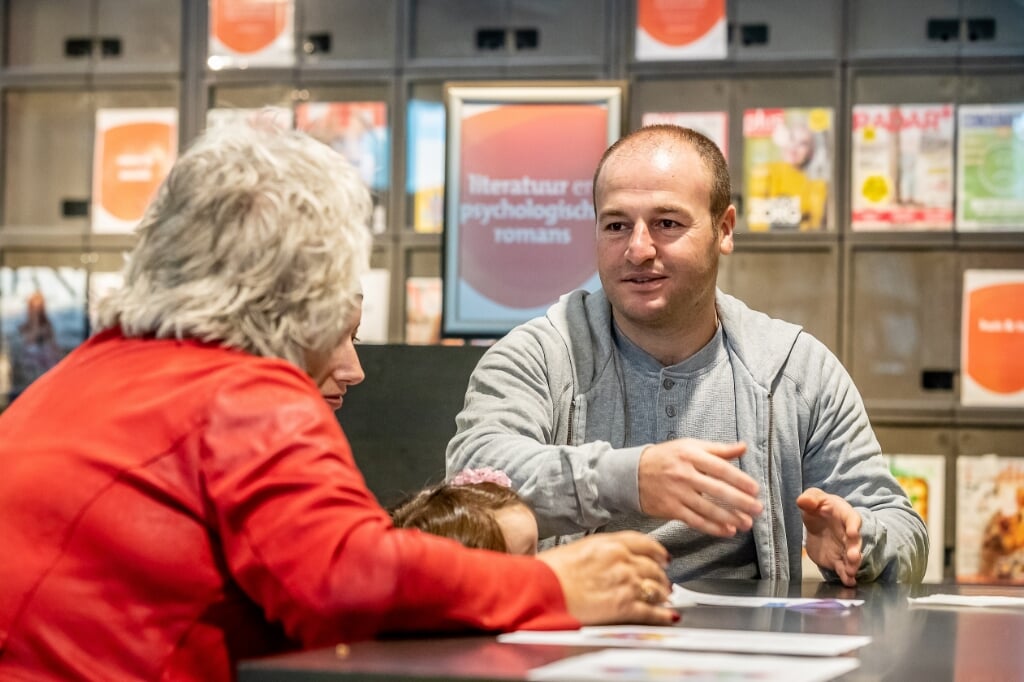 In een Taalcafé oefen je samen met vrijwilligers met Nederlands praten. (foto: Marcel Krijgsman)