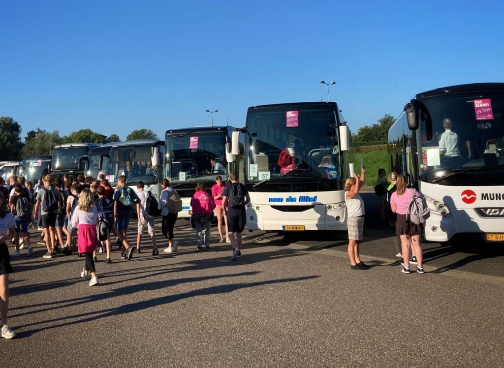 Dertig bussen staan klaar om alle OBC Bemmel leerlingen en medewerkers naar De Efteling te brengen. (foto: OBC Bemmel)