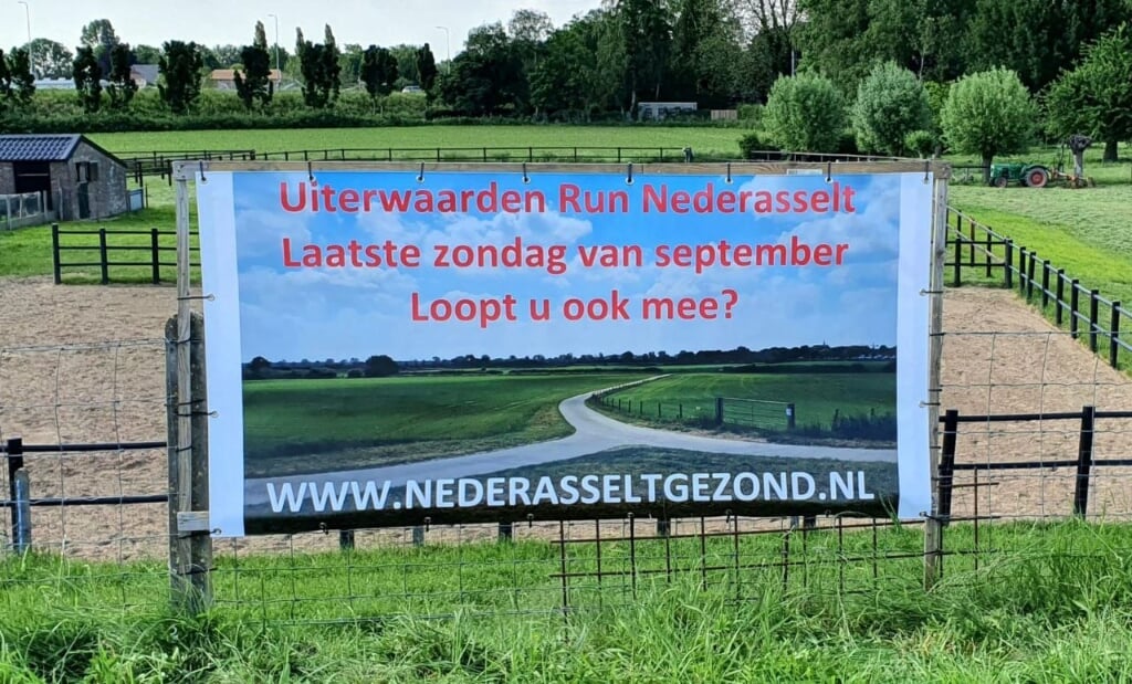Spandoek voor de Uiterwaarden Run met op de achtergrond Nederasselt. (foto: Wim van der Louw)