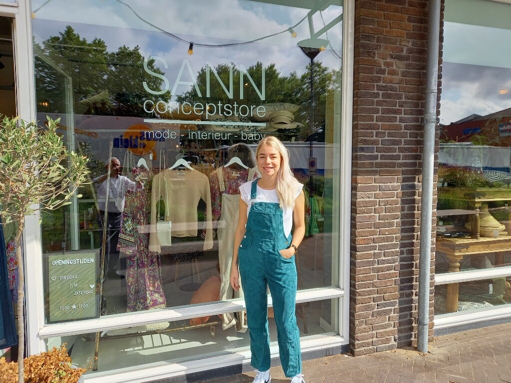 Sanne voor haar nieuwe winkel Sann in Bellevue. (foto: Joop Verstraaten) 