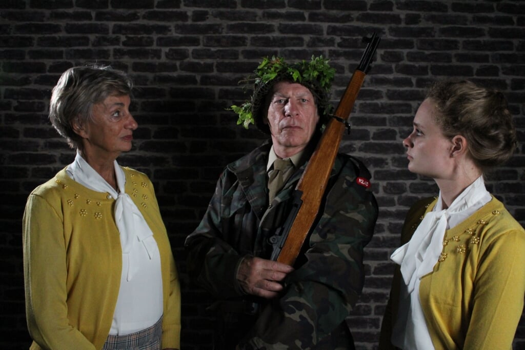 Hans Linssen, Anneli Terre Blanche en Anna Lucassen als generaal Sosabowski en Cora Baltussen. (foto: Rob Mahieu)