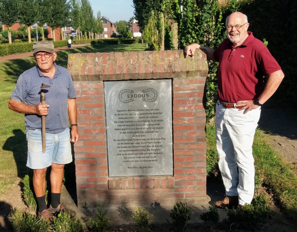 Bestuurslid Guus Versmissen met Free Kelle bij het gekoesterde WOII-monument. (foto: Henk Eerden)