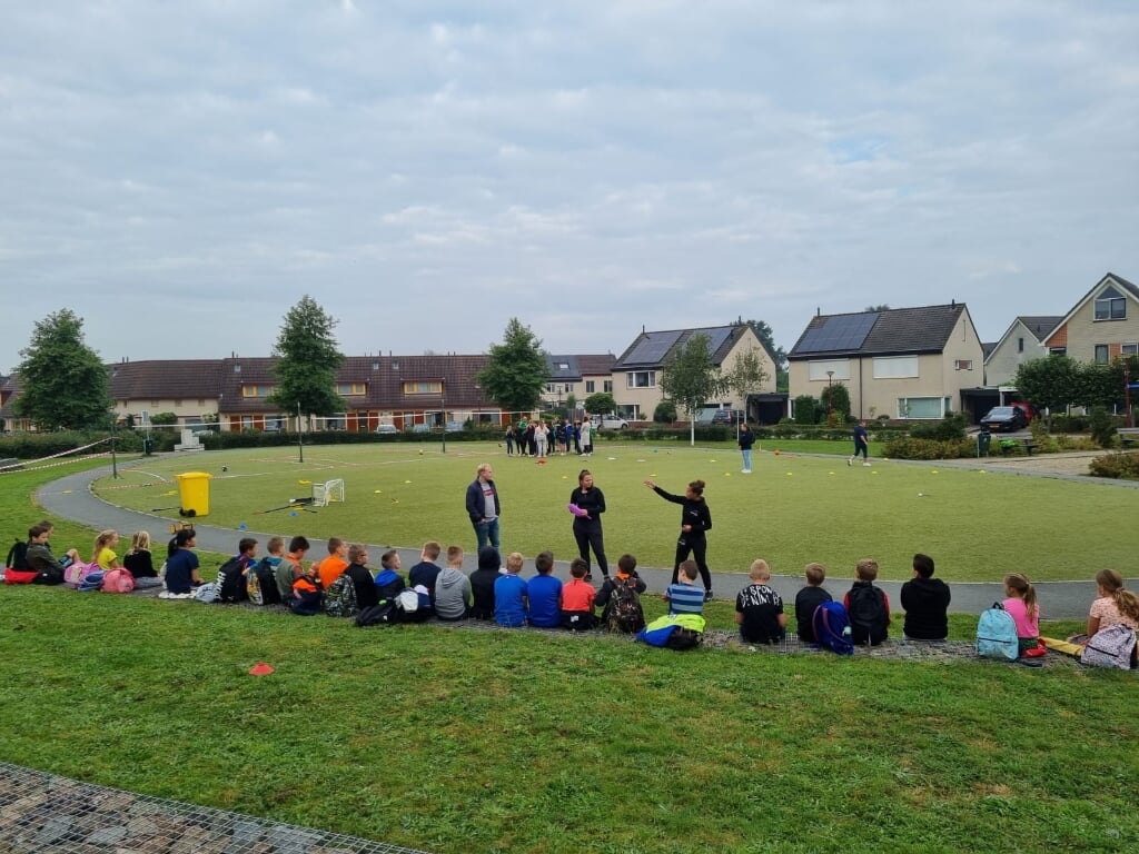 Volle aandacht voor de uitleg over de volleybal- en hockeyclinic bij de SAM op School Olympiade in de gemeente Rhenen. (foto: Sportservice Rhenen)