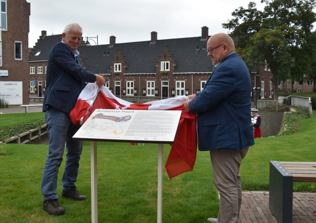 Wethouder Janssen onthult samen met Cor Neijenhuis het paneel. (foto: Wim Woudt)