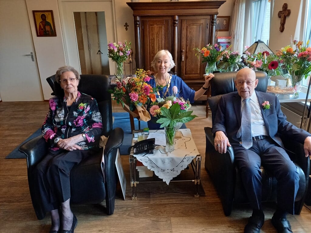 Burgemeester Mittendorff feliciteert Briljante paar vergezeld van een fraai boeket bloemen.
