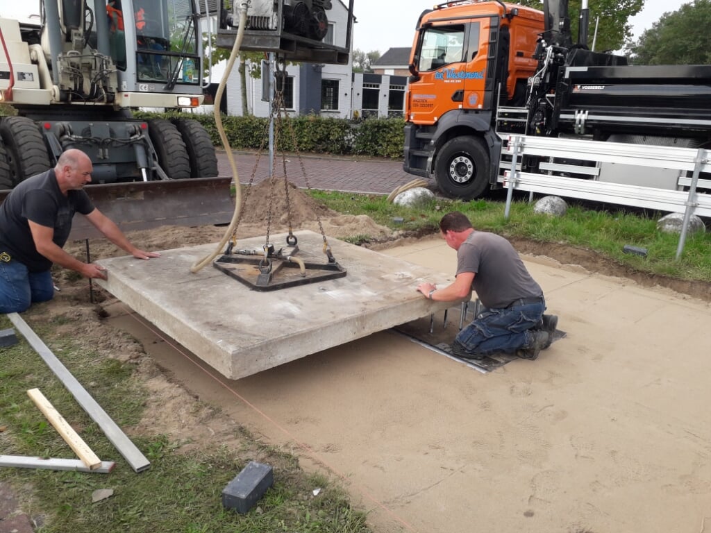 Stelconplaten leggen voor de schippersmast aan de Sterreschans in Doornenburg. (foto: Jaap Stienstra)