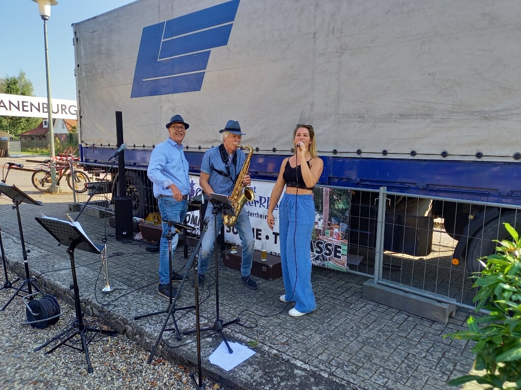 Marieke van Ruitenbeek en Boerenmaasjazz tijdens optreden in Kranenburg. (foto: Joop Verstraaten)