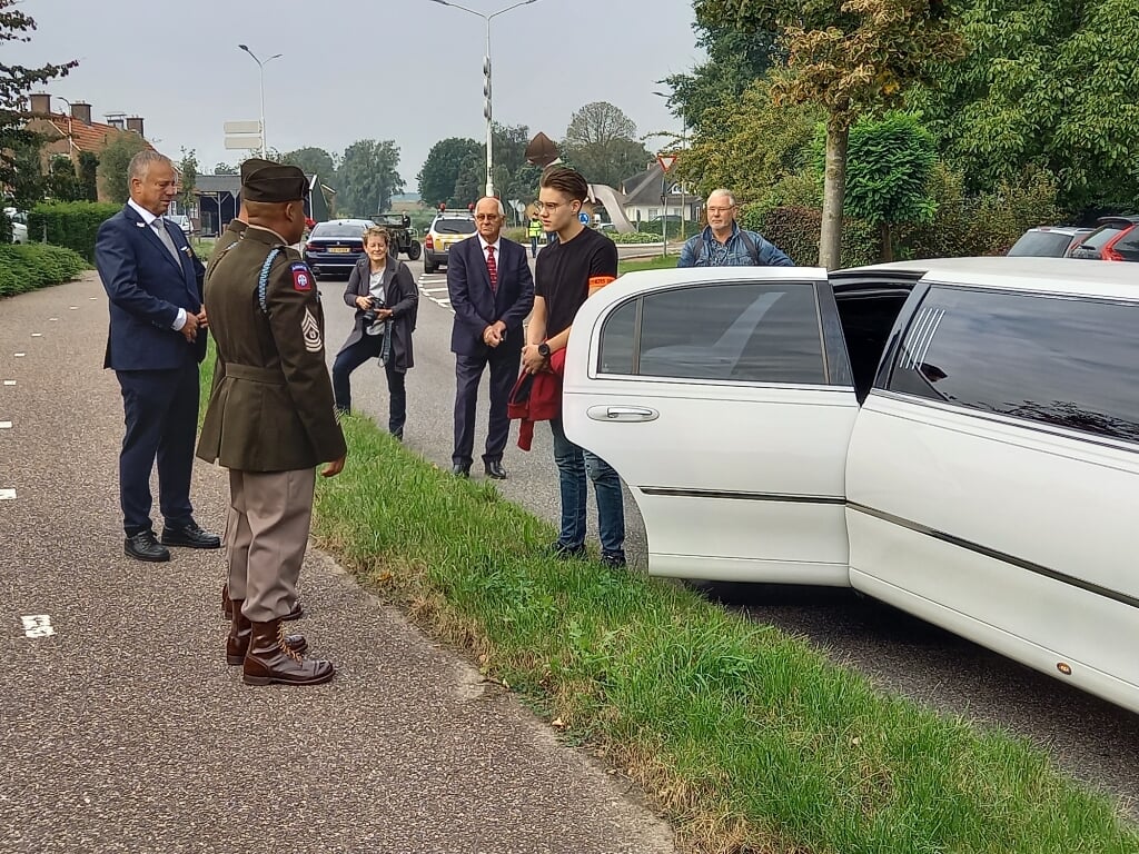 Youri Pouwels komt in limousine aan in Groesbeek. (foto: Joop Verstraaten)