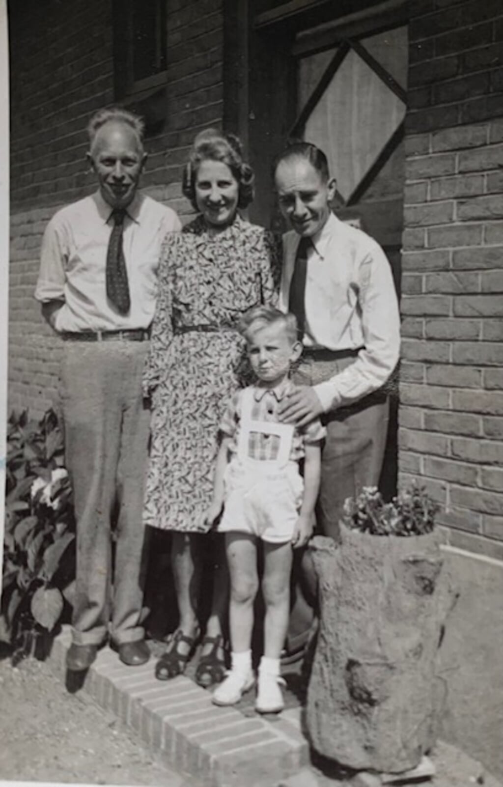 De toen zesjarige Fred Mouw met familie.  