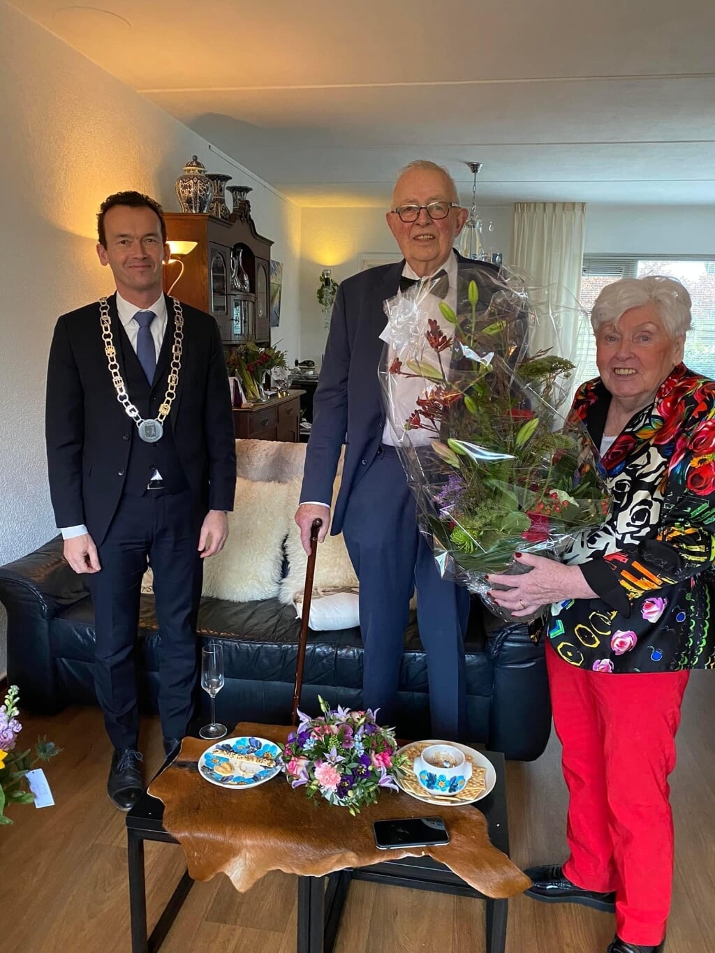 Burgemeester Lucien van Riswijk feliciteert het echtpaar