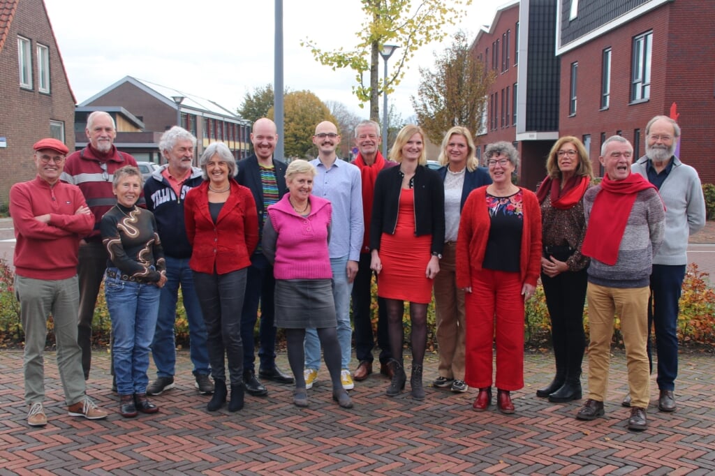 Lijsttrekker Ton Broekmans achterste rij midden met rode sjaal.(Foto: Lokaal Sociaal)