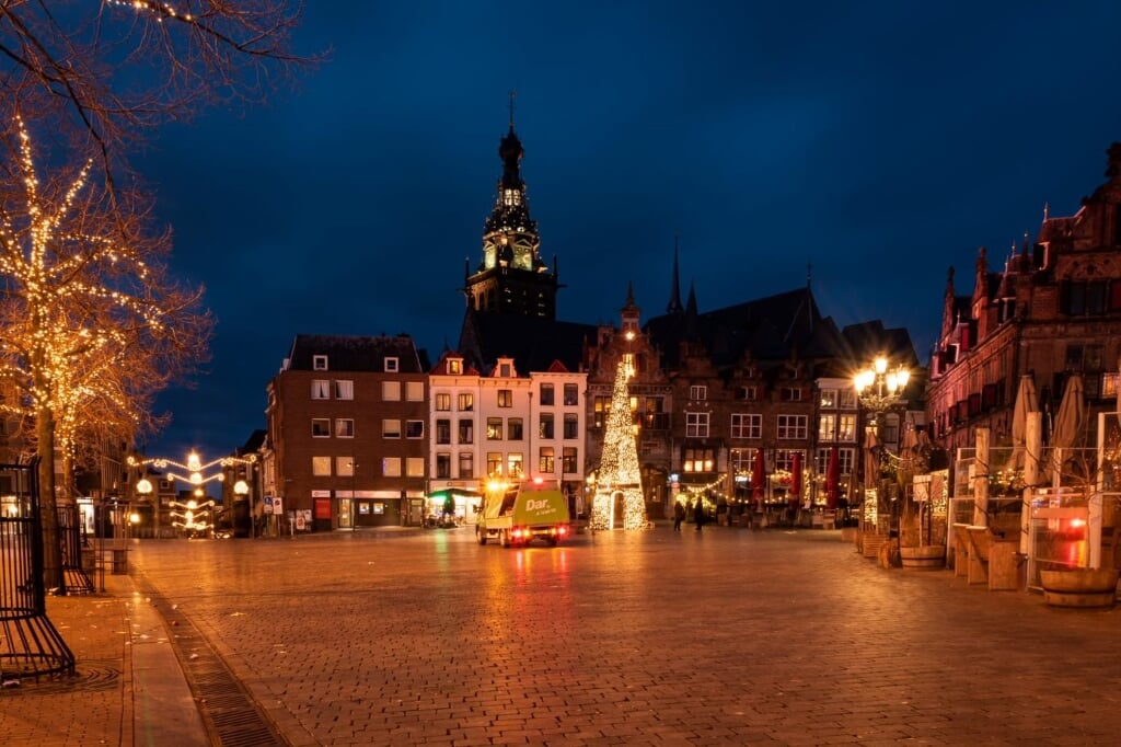 Femke Straten maakte een sfeervolle foto van het centrum van Nijmegen. Je kunt nog tot en met 23 januari de lichtjesroute lopen.