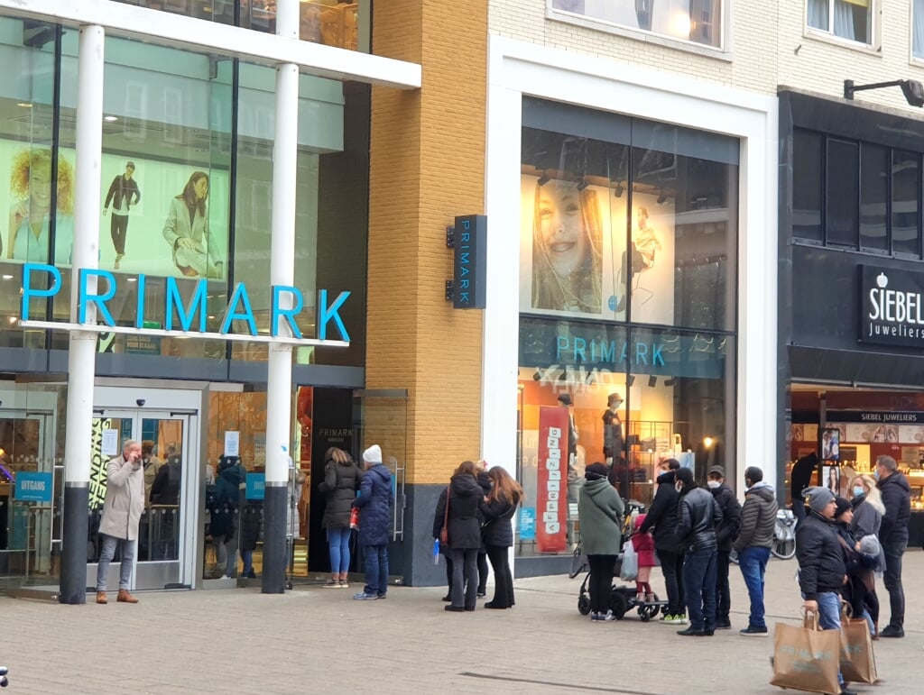 De coronamaatregelen zijn versoepeld en ook niet-essentiële winkels zijn weer open. (Foto: Eric van Haalen)