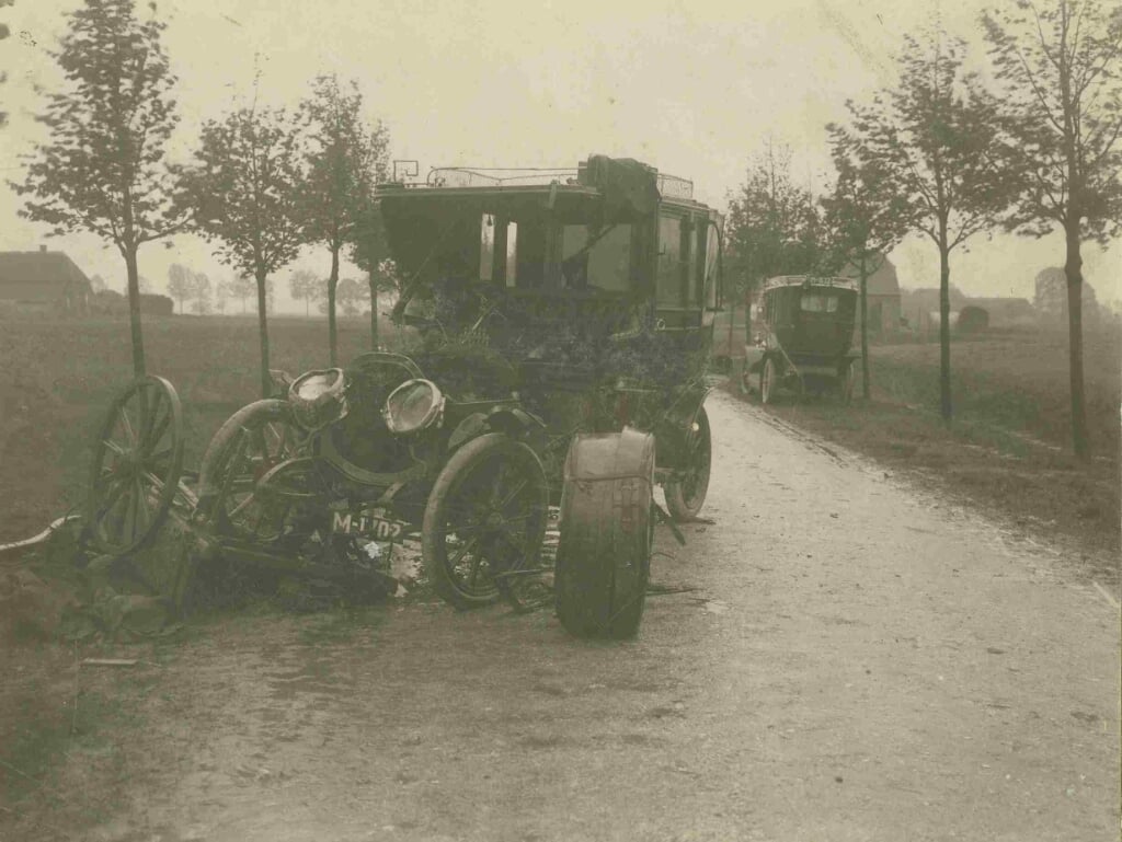 Een kleine ramp: een auto-ongeluk in 1910. (Foto: RAN, publiek domein)