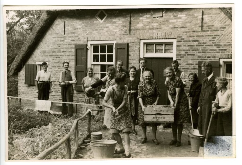 Vanwege brandgevaar in de oude museumgebouwen moeten de evacués in de openlucht koken. (Bron: P.J. de Booys / Gemeentearchief Arnhem)