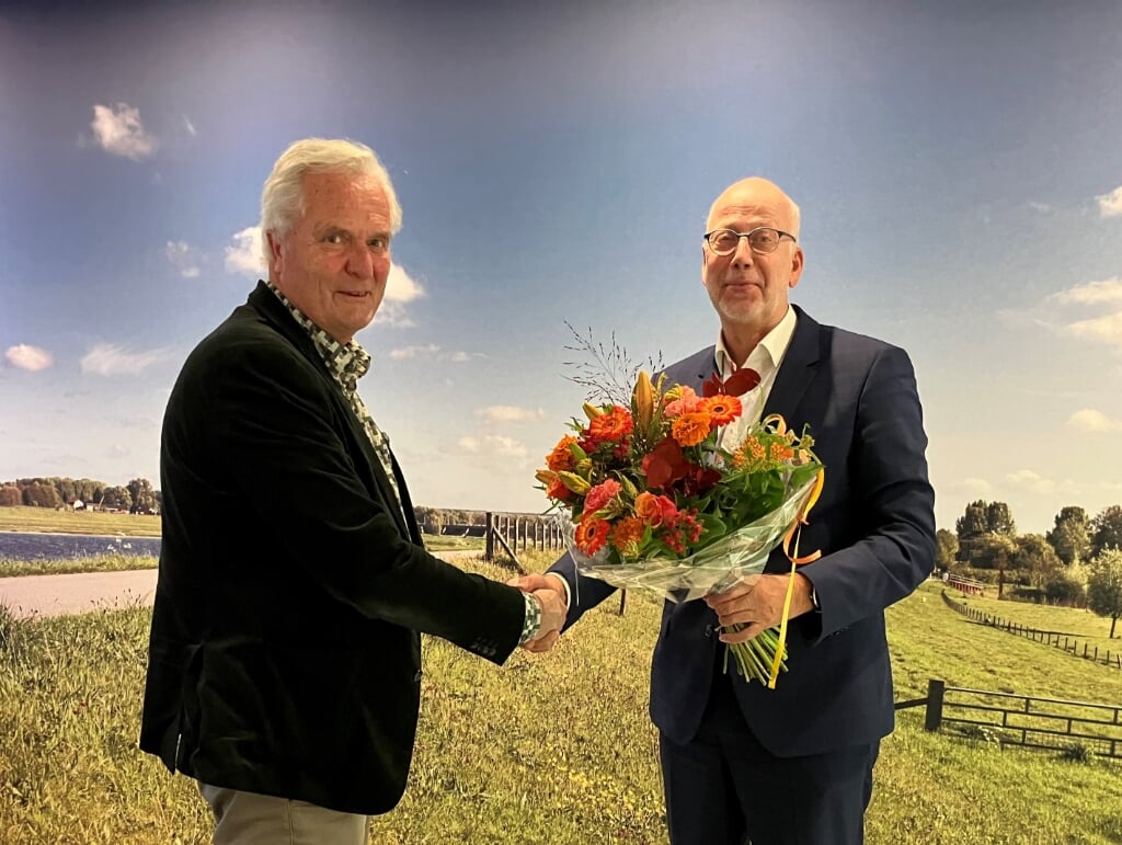 Burgemeester Arend van Hout feliciteert Herman Delwig