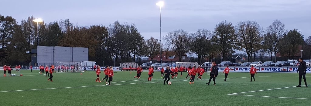  Voorafgaand aan de eerste WK wedstrijd Oranje volgen de jeugdleden techniektraining van eerste elftal spelers. (foto: Mieke Verstraaten)
