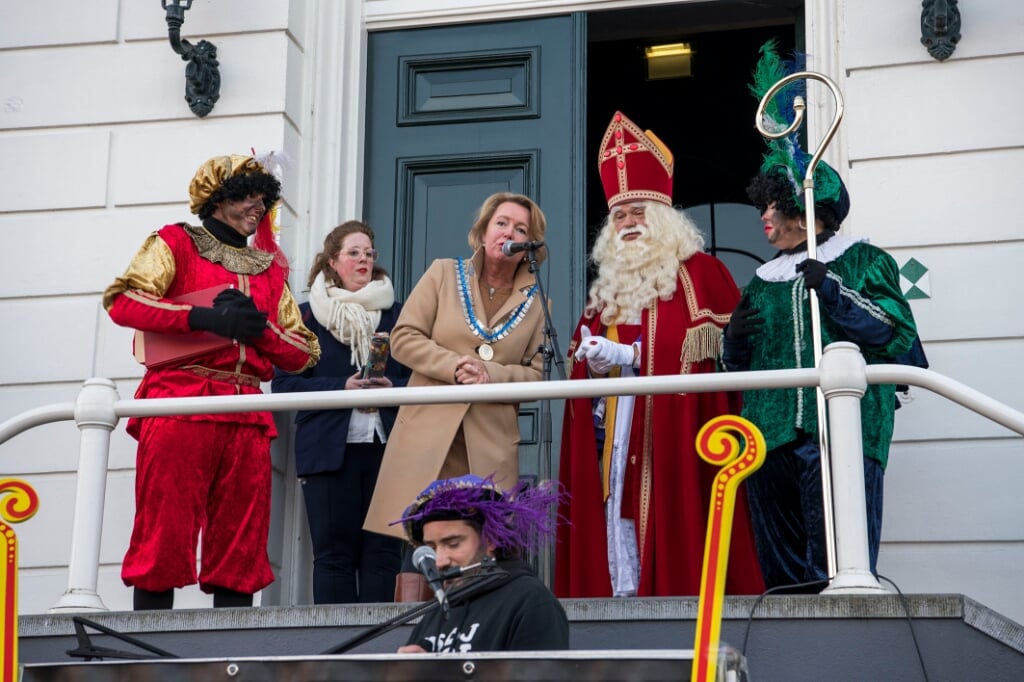Op het bordes van het gemeentehuis werd Sinterklaas verwelkomd door burgemeester Patricia Hoytink-Roubos. (foto: Ellen Koelewijn Fotografie)