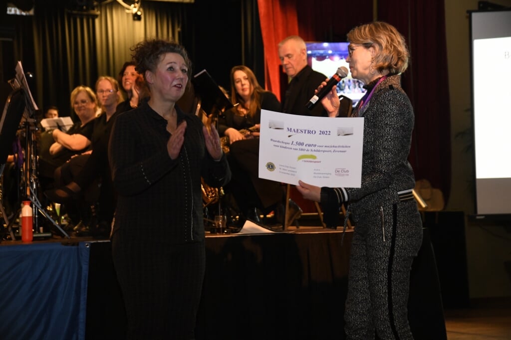 Willemijn Stam reikt de cheque uit aan Dorine Vaes (Foto: maartenvandergeest)