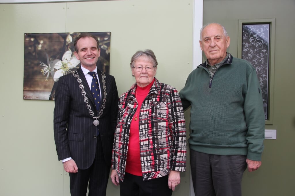 Burgemeester Slinkman feliciteert Diamanten paar Alofs in Ooij. (foto: Peter Hendriks)