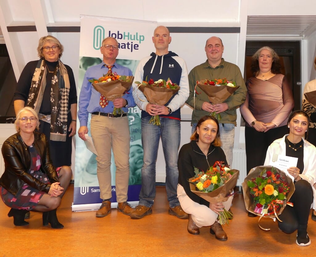 TrotseJobGroup deelnemers met certificaat en bloemen. (foto: Erik Helmers)