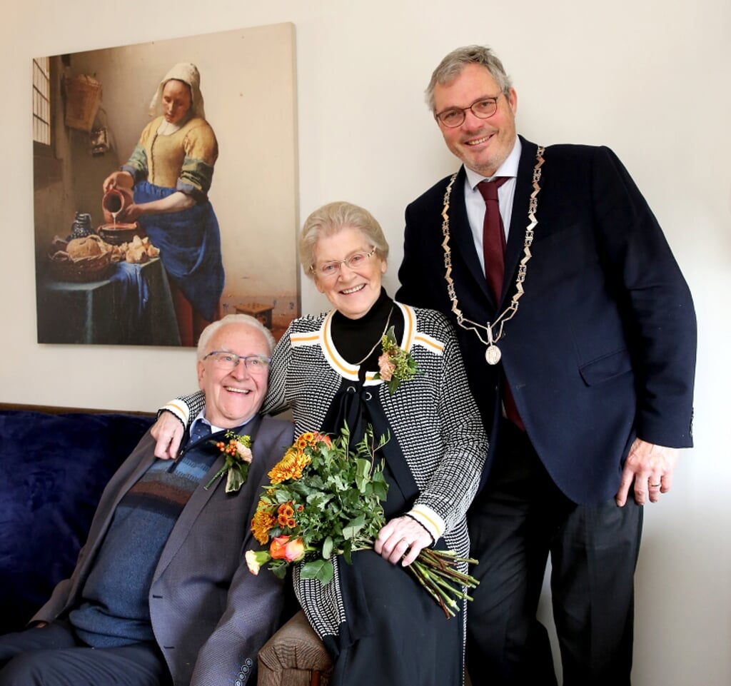 Echtpaar Van Zetten met burgemeester Jan Kottelenberg.