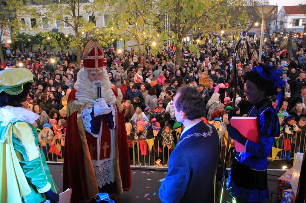 Sinterklaas spreekt burgemeester Slinkman toe. (foto: Peter Hendriks)