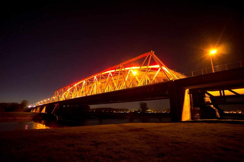 De Westervoortse brug in oranje