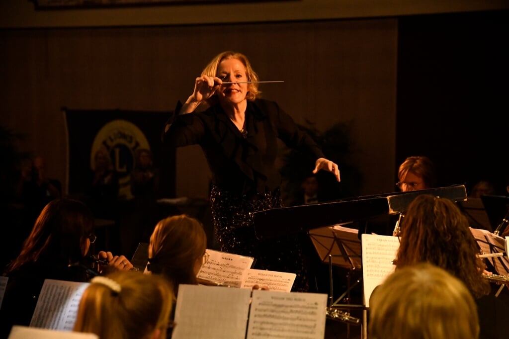 Antoinette van Lieshout dirigeert (Foto: maartenvandergeest)