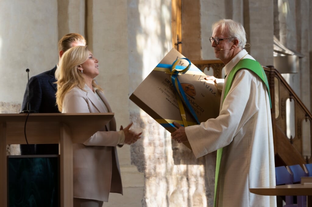 Overhandiging cadeau aan ds. Jeroen Jeroense in de protestantse kerk. (foto: Walter Sietinga)