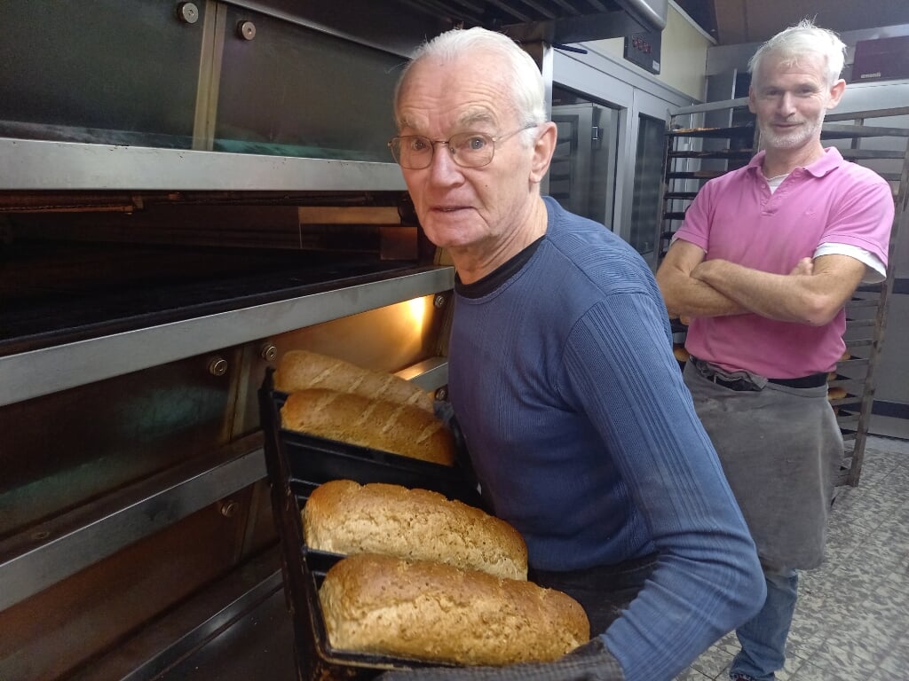 Bert Oomen de vader van Guido haalt de laatste broden uit de oven. (foto: Joop Verstraaten)