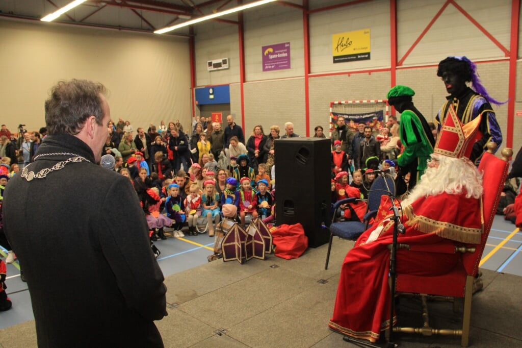 Burgemeester Slinkman heet de Sint welkom in sporthal De Duffelt. (foto: Peter Hendriks)