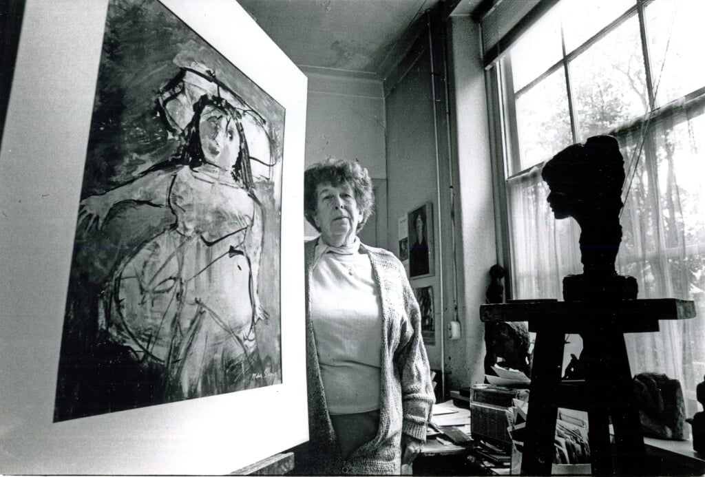 Helen Sieger in haar atelier in Zevenaar (Foto: Henk Westerveld)