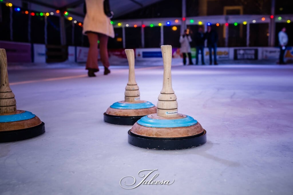 De curlingcompetitie van de ijsbaan in Elst is altijd immens populair. (foto: Jaleesa Derksen)