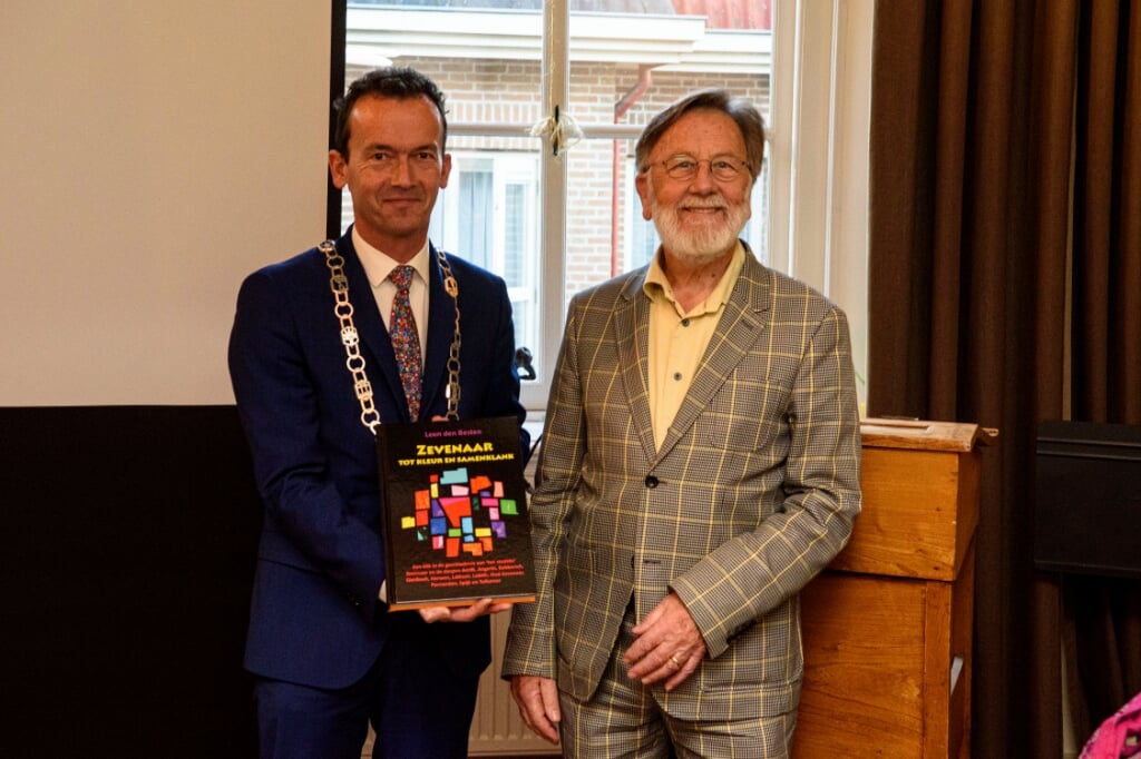 Leen den Besten (rechts) met burgervader Lucien van Riswijk en zijn boek