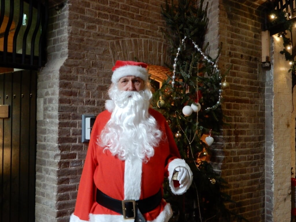 De kerstman ontvangt bezoekers met open armen