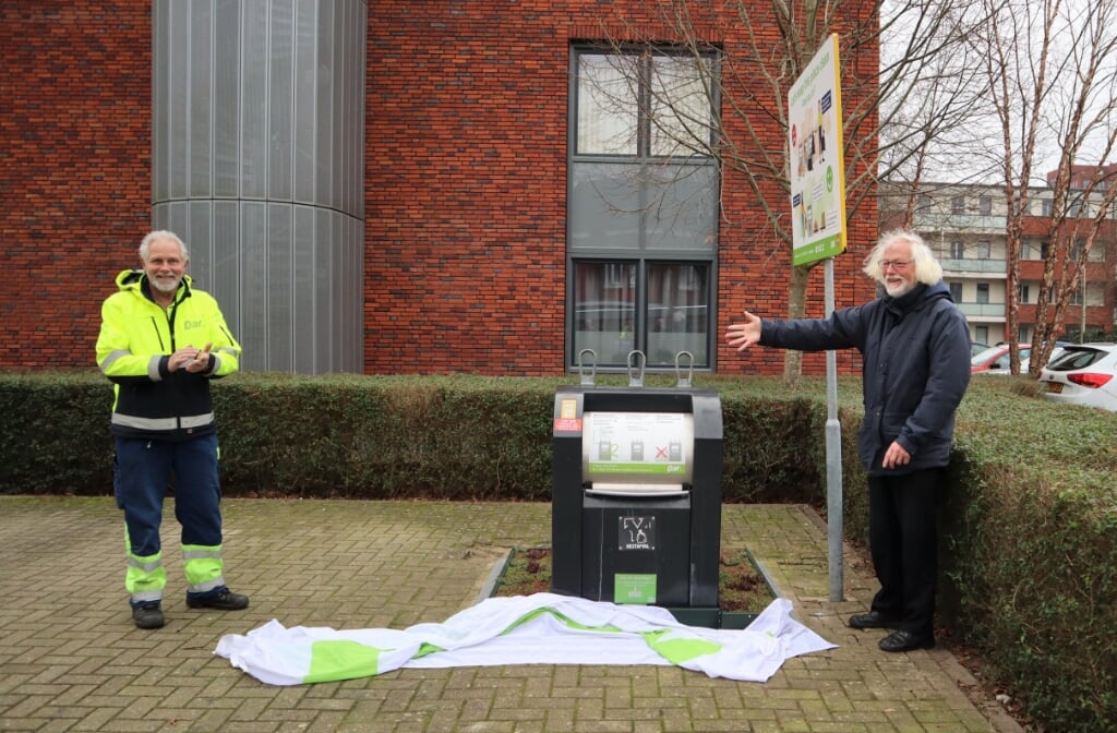 Wethouder Bert Velthuis en een vertegenwoordiger van Dar bij verzamelcontainer voor restafval bij Graspieperhof in Nijmegen. (Foto: Dar)