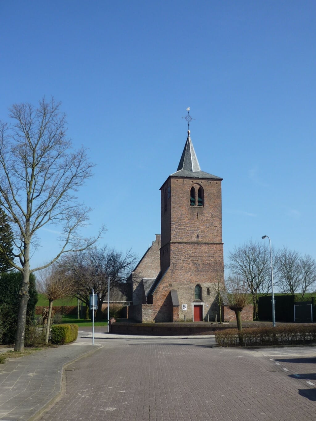 Kerk, gezien vanaf het Kerkenpad. (foto: Lian Steenhof)