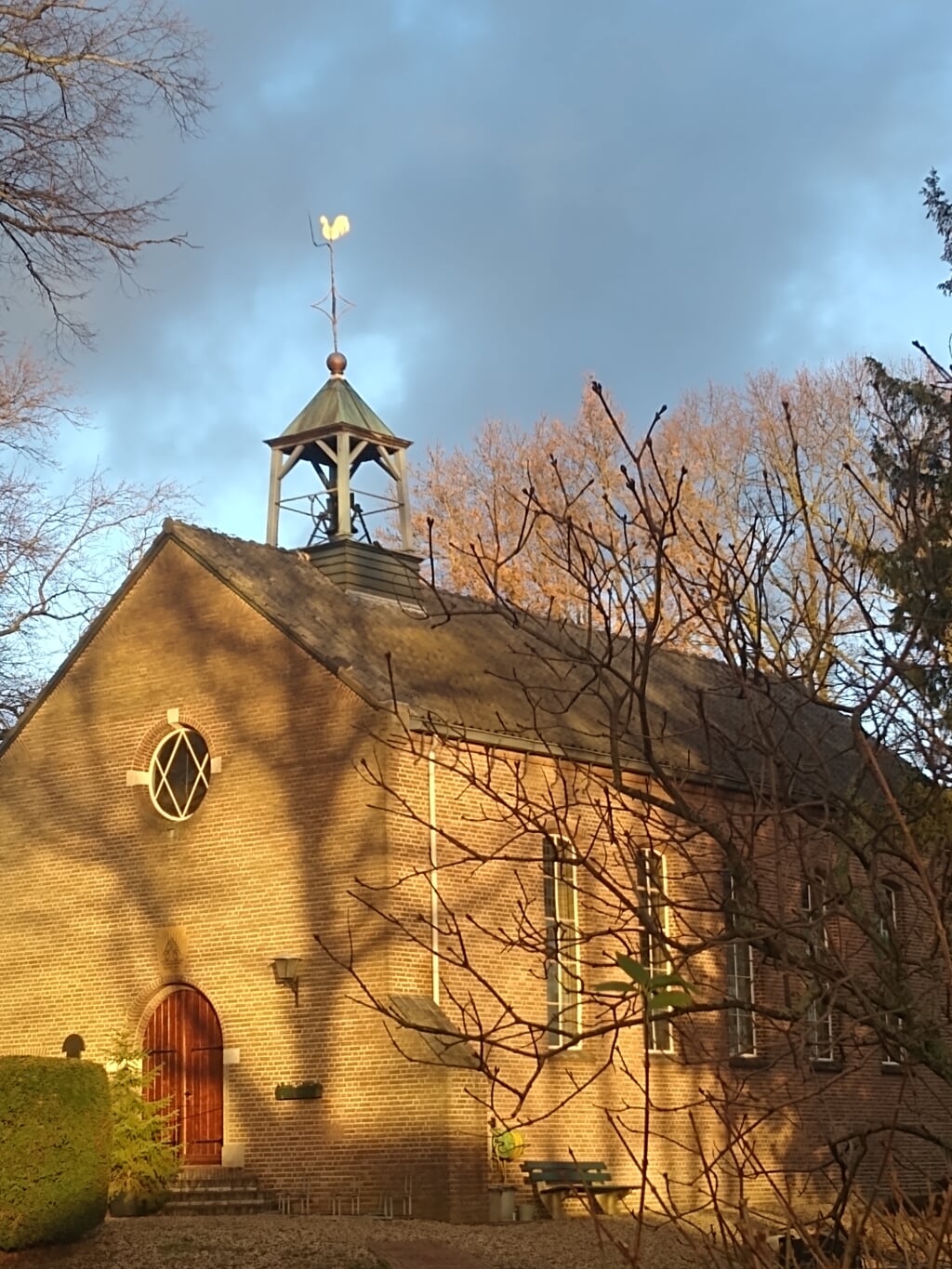 Een zonnige kerk in de winter. (foto: Els de Clercq)