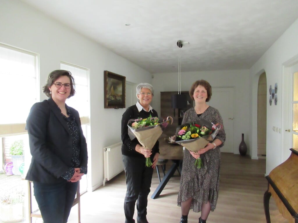 Gerdien Maaijen overhandigt de bloemen aan Ria Weijs en Jeanette van Westreenen. (foto: Marian Wieringa)