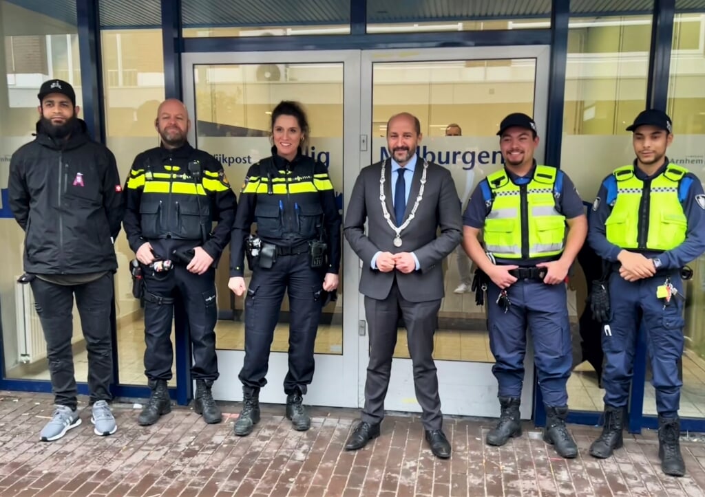 Straatcoach, politie, burgemeester en handhavers voor wijkpost Veilig Malburgen. (Foto Mark Lauriks) 