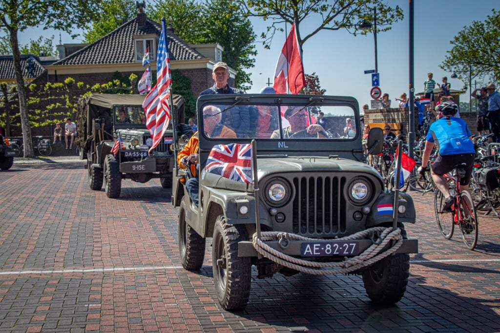 Deelname diverse oude legervoertuigen aan Tour de Waal. (foto: Jan van den Berg)