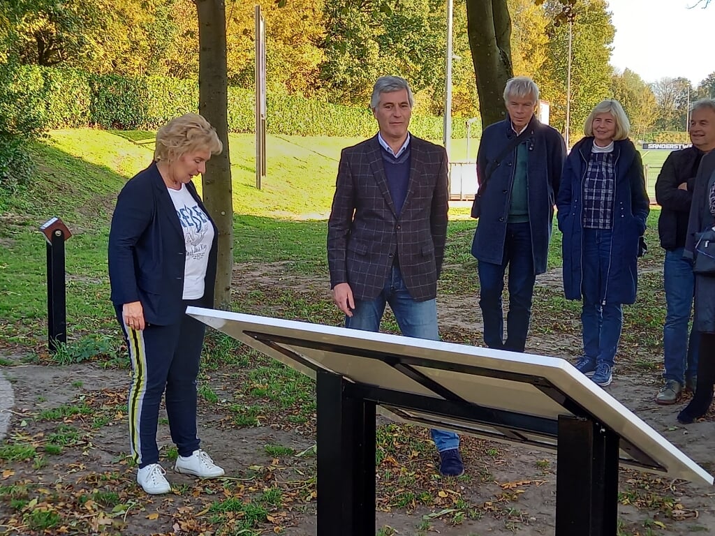 Wethouder Irma van de Scheur onthult het informatiepaneel bij Beeweegpark De Treffers. (foto: Joop Verstraaten)