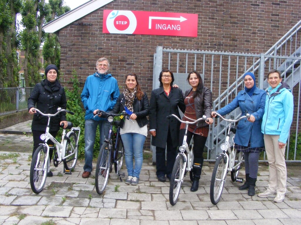 Deelnemers en begeleiders van de fietsles.
