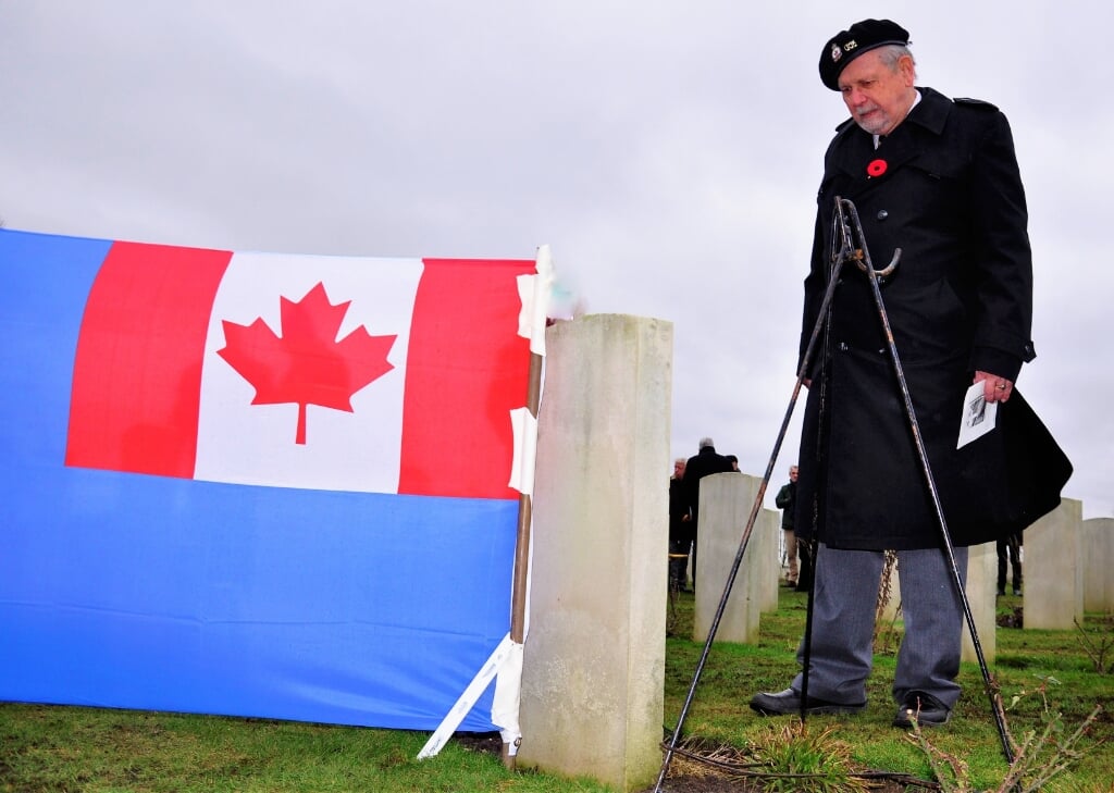 Bij graf Canadese soldaat. (foto: Piet Spanjers)