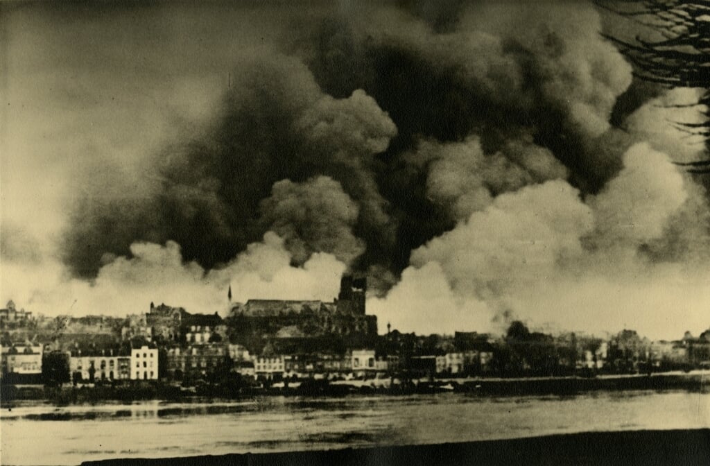 De brandende stad als gevolg van het Amerikaanse bombardement op 22 februari 1944, gezien vanuit het noorden (fotocollectie Regionaal Archief Nijmegen). 