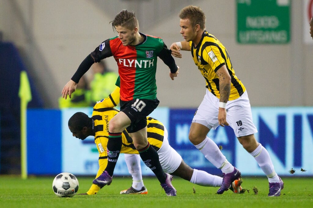 Lasse Schöne en Marcus Pedersen in duel tijdens Vitesse-NEC 22 januari 2012. (Foto: Laurens Lindhout) 