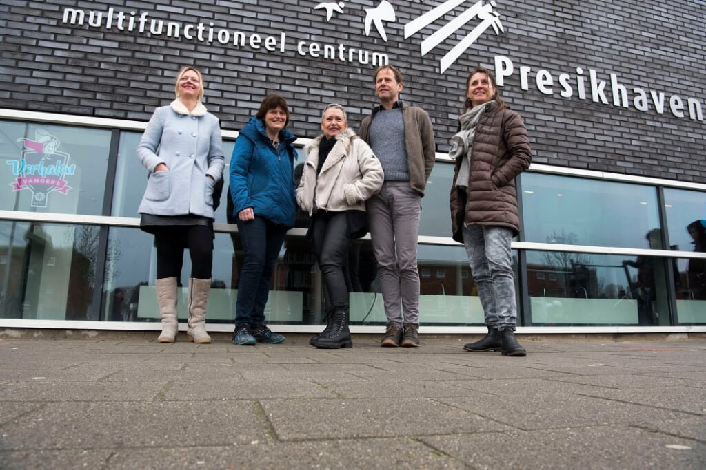 Vlnr. Maren Wassenaar, Hellen Mouws,  Antoinette Claassen, Bart Lichtenberg en Anne-Marijn Tielen. (Foto: Ellen Koelewijn)  